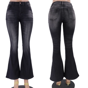 Vue avant et arrière du jean évasé noir délavé avec taille haute et détail à cinq poches