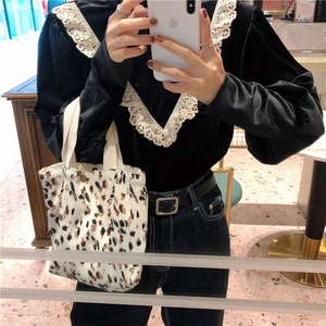 Mini borsa tote floreale con texture increspata e manici in tessuto per un look casual quotidiano