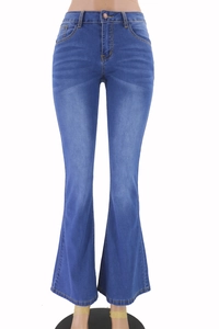 Vue détaillée du jean évasé à taille haute en délavage bleu moyen et texture denim