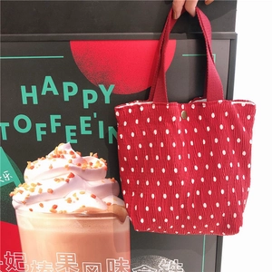 Borsa rossa a pois in tessuto plissettato con un bottone a pressione in metallo dorato