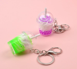 Détail de porte-clés mini milkshake avec couches de crème factice violette et verte