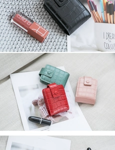 Mini-Lippenstifttasche aus Leder mit Krokodilmuster in Schwarz, Grün, Rot und Rosa