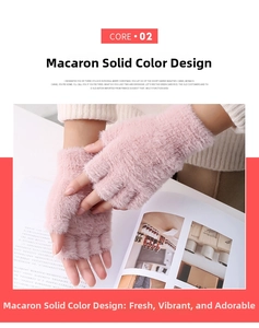 Gros plan de mitaines en peluche rose en fausse fourrure douce lors de la lecture
