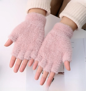 Détail des mitaines en fausse fourrure rose montrant la texture douce et la chaleur
