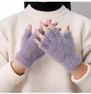 Gros plan sur la texture pelucheuse des mitaines en fausse fourrure de vison lilas