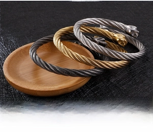 Detail von vier Punk-Totenkopf-Kabelarmbändern in Gold, Silber, Grau und Schwarz Edelstahl