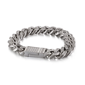 Bracelet cubain argenté hip hop pour homme serti de strass brillants sur fond blanc pur