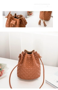 Détail du sac seau marron avec motif floral en relief et fermeture à cordon gland