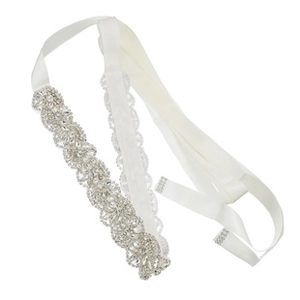 Détail d'une ceinture de mariée avec strass argentés étincelants sur un ruban blanc