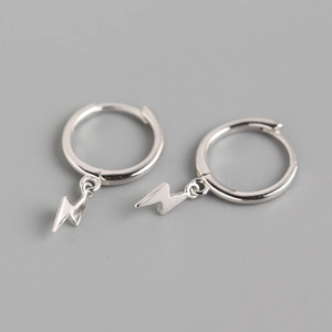 Nahaufnahme der S925 Sterling Silber Mini Blitz Creolen mit polierter Oberfläche
