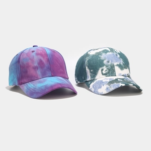 Détail de casquettes de baseball tie-dye en coton violet et bleu avec design 6 pans