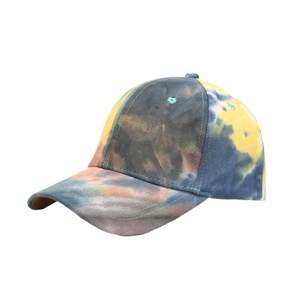 Casquette de baseball tie-dye tendance aux couleurs vives, vue de profil à 45 degrés