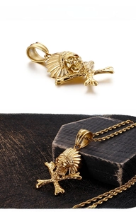 Makro-Detail des goldenen Indianer-Totenkopf-Anhängers mit feinen Federtexturen