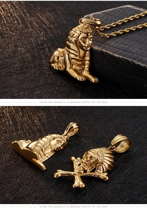 Detailansicht von Gold Punk Indianer-Schädel und ägyptischen Sphinx-Anhänger auf Holz