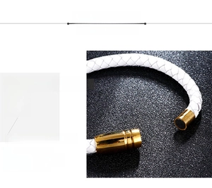 Dettaglio del bracciale intrecciato bianco con chiusura magnetica in acciaio dorato 316L