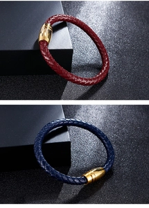 Dettaglio di bracciali in pelle intrecciata rossa e blu con chiusure magnetiche dorate
