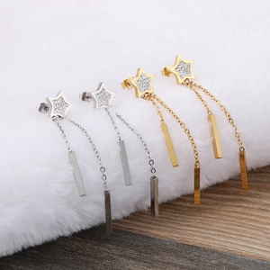 Paia di orecchini a stella con nappe color oro e argento con strass e barre