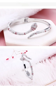 Détail du bracelet serpent avec strass blancs et roses sur finition argent polie