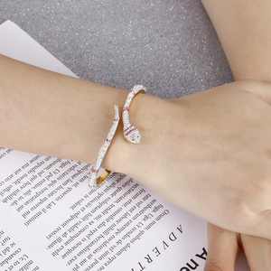 Bracelet serpent doré pour femme serti de cristaux blancs et de pierres précieuses roses