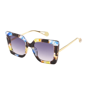 Oversized tortoise frame sunglasses with pearl temple details and gradient lenses