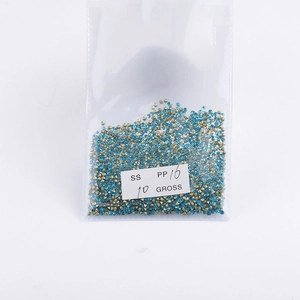 Detailopname van 1440 gefacetteerde blauwe strassteentjes voor DIY sieraden maken in bulk