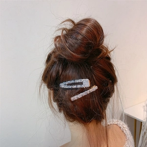 Détails de barrettes à paillettes bleues sur un chignon pour un look élégant