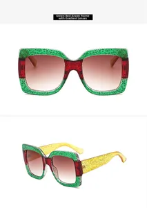 Détail de lunettes de soleil carrées avec rayures vert-rouge et verres dégradés bruns