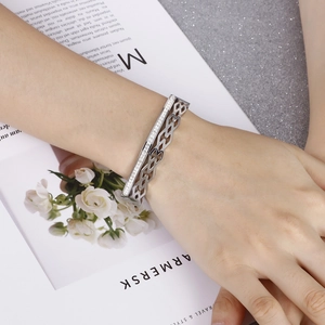 Bracelet géométrique argenté ajouré avec incrustation de zircons et fini poli