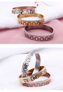 Ensemble de trois bracelets géométriques dorés ajourés sertis de zircons blancs brillants