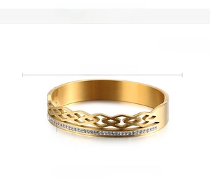 Vue macro d'un bracelet ajouré plaqué or 18k avec zircons, dimensions 59x50x12mm