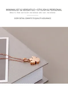 Dettaglio della collana con quadrifoglio in oro rosa con finitura in acciaio inossidabile