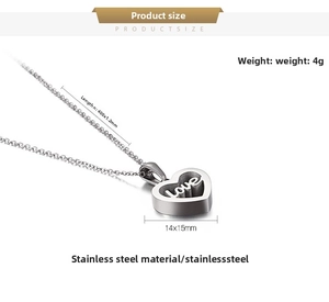 Détail du pendentif cœur avec gravure LOVE et mesures techniques sur fond blanc