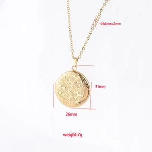 Collier médaillon vintage en acier 316L avec gravure florale et dimensions détaillées