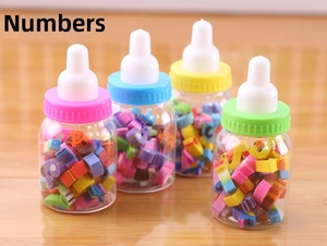Detailansicht der kreativen Mini-Radiergummis in bunten Babyflaschen-Behältern