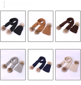 Options de couleurs pour ensemble bonnet et écharpe tricotés pour enfant en six coloris