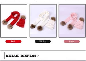 Détail des ensembles bonnet et écharpe tricotés en rouge, blanc et rose avec pompon
