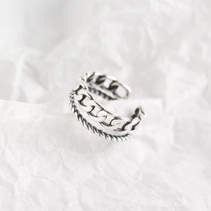Detail of S925 sterling silver double-layer ring with cuban chain and twisted rope design