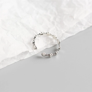 Dettaglio dell'anello in argento sterling S925 con motivi geometrici vintage strutturati