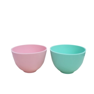 Vista ravvicinata di ciotole in silicone rosa e verde menta con finitura opaca e liscia