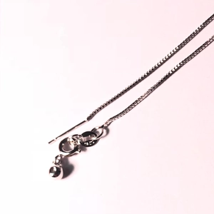 Detailed macro view of 925 silver box chain showing hallmark and polished link texture