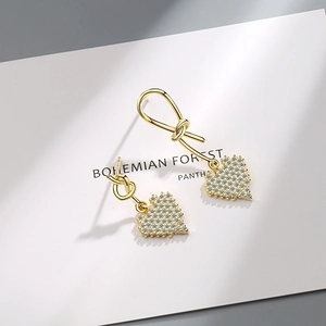 Asymmetric heart stud earrings in gold with sparkling rhinestones and knot design