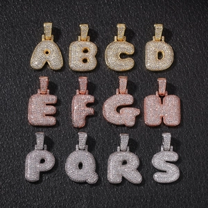 Détails des pendentifs lettres bulles glacées en zircone cubique en trois tons de métal