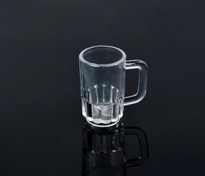 Vista dettagliata di un boccale di birra in miniatura con classica trama a rilievo a righe
