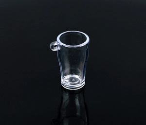 Dettaglio di una tazza in miniatura in resina trasparente per casa delle bambole e fai-da-te