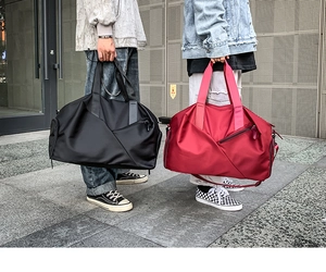 Dual-color large capacity fitness bags in black and red with detachable shoulder straps