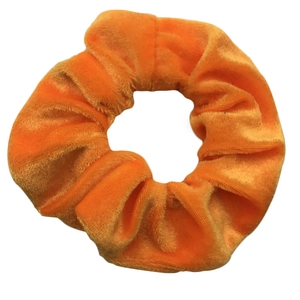 Chouchou en velours orange avec texture pelucheuse douce pour coiffure femme
