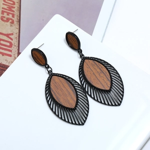Boucles d'oreilles bohèmes en forme de feuille avec cadre en métal noir et incrustations de bois