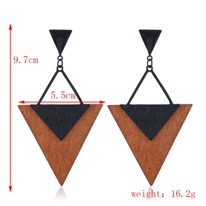 Détail de grandes boucles d'oreilles bois avec dimensions 9,7 cm et un poids de 16,2 g