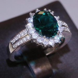 Luxuriöser ovaler Smaragdring mit Diamant-Halo in Silberfassung für einen schicken Stil