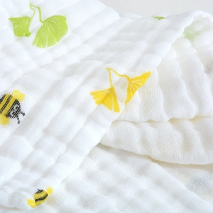 Soft six-layer cotton gauze baby blanket with yellow ginkgo leaves and honey bee print